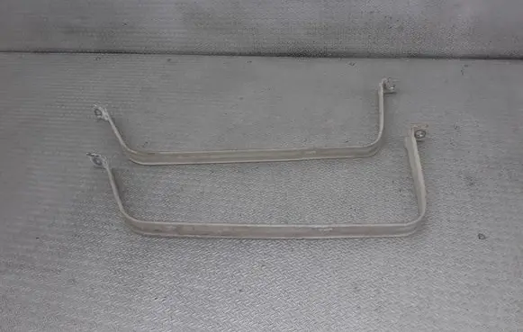 Volkswagen PASSAT B6 Fuel tank mounting bracket 