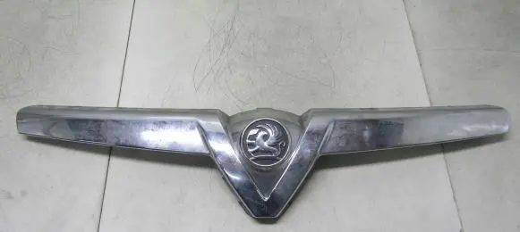 Opel Vivaro Front bumper upper radiator grill
