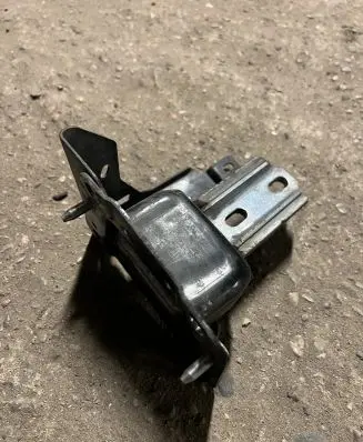 Peugeot 207 Engine mount bracket