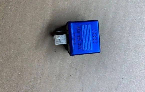 Volkswagen PASSAT B5 Other relay 8A0951253