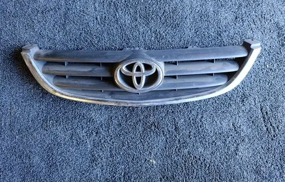 Toyota Avensis T220 Front bumper upper radiator grill 5311105040