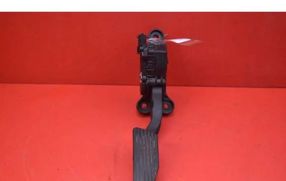Accelerator throttle pedal