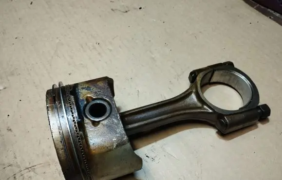 Chevrolet Tahoe Piston with connecting rod 93432610