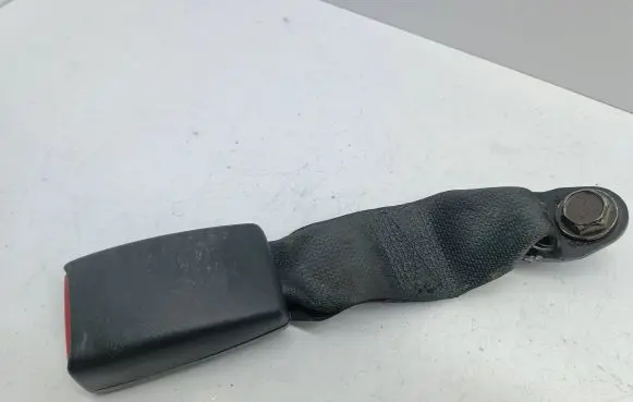 Middle seatbelt buckle (rear)