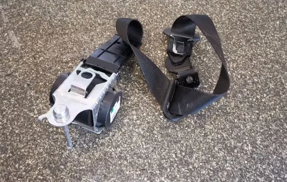 Opel Zafira B Front seatbelt 560834801