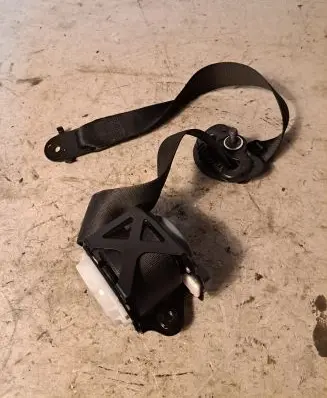 BMW X6 M Front seatbelt 3052985