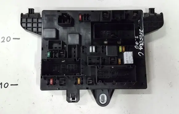Opel Zafira C Fuse module 13368651UJ