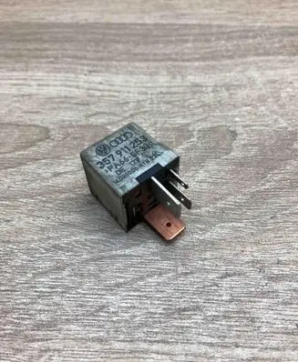 Volkswagen PASSAT B4 Other relay 357911253