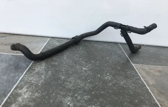 Volkswagen PASSAT B6 Engine coolant pipe/hose