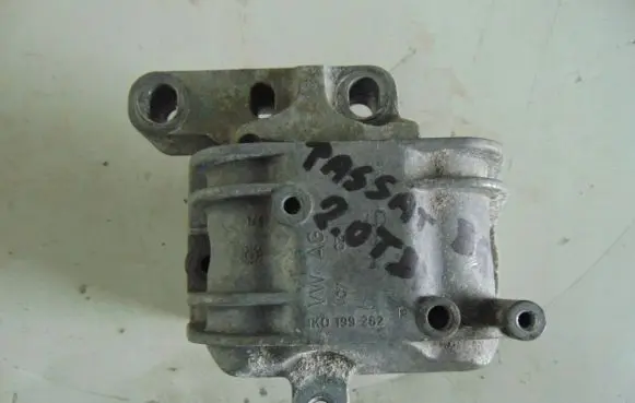 Volkswagen Golf V Engine mount bracket 4M0199256BP