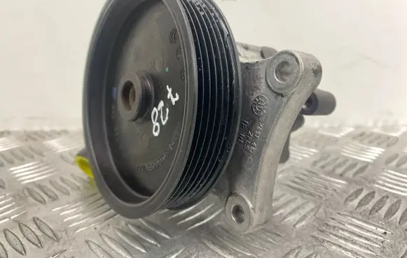 Mercedes-Benz E W212 Power steering pump 7693955169 A0064667501