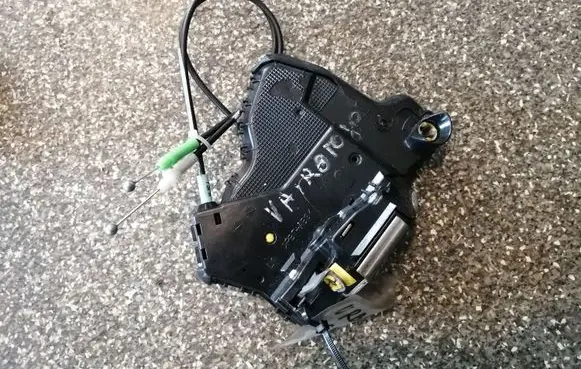 Toyota Urban Cruiser (XP110) Front door lock