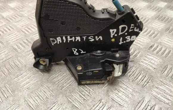 Daihatsu Sirion Front door lock 