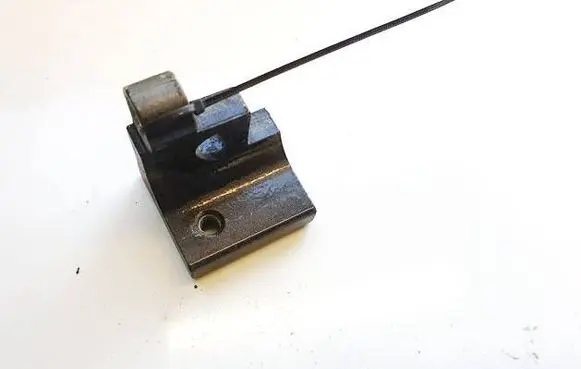 Skoda Octavia Mk2 (1Z) Rear door lower hinge 1Z0833402B
