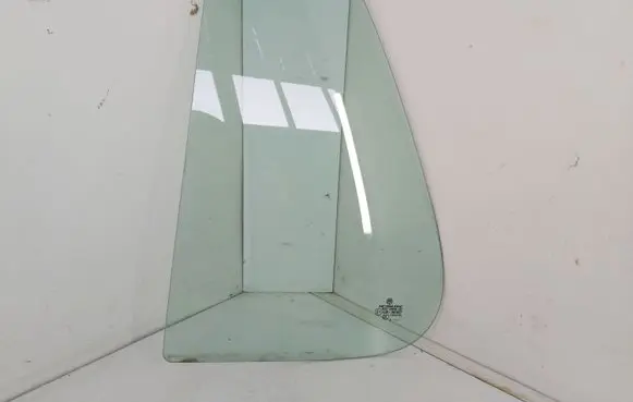Volkswagen Golf IV Rear side window 43R001057 4D069536