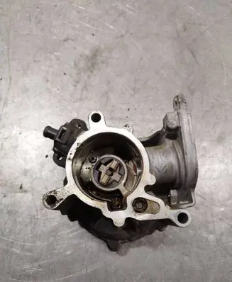 Audi A4 S4 B8 8K Vacuum pump 06J145100B
