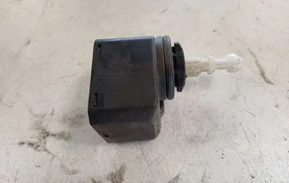 Audi A6 S6 C6 4F Headlight level adjustment motor 00883000