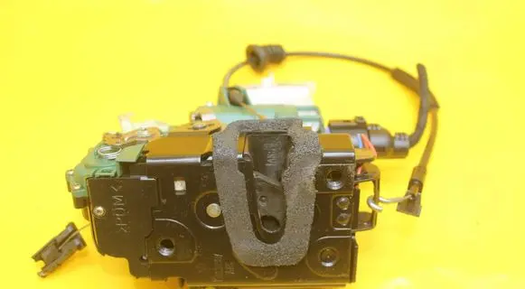 Volkswagen Polo IV 9N3 Front door lock 3B1837015AM