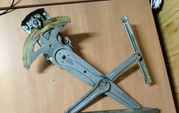 Rear door manual window regulator
