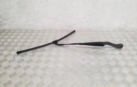 Mercedes-Benz C W204 Front wiper blade arm A2048200044