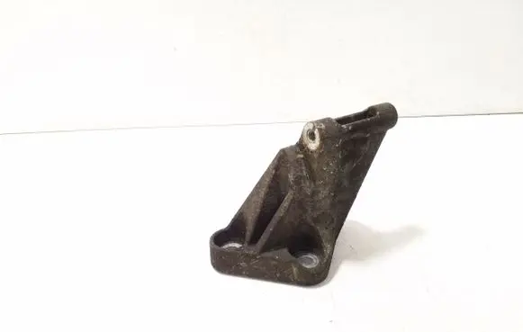 Nissan X-Trail T30 Engine mounting bracket