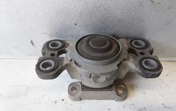 Volvo S60 Engine mount bracket