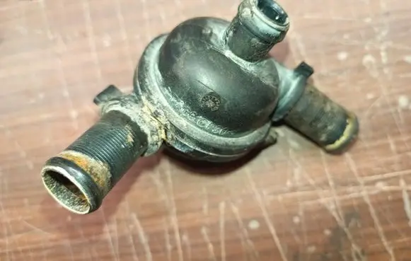 Engine coolant pipe/hose