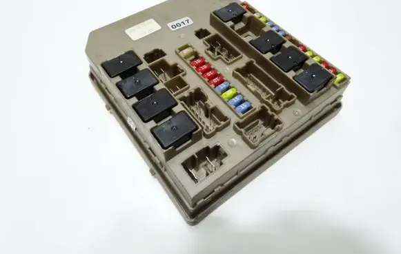 Renault Clio III Fuse module 674660A 2F282317