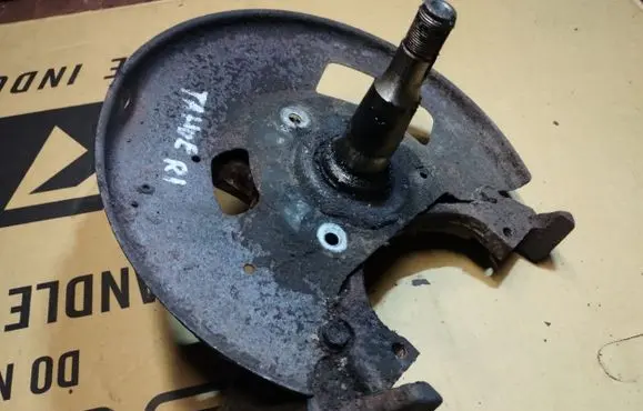 Front wheel hub spindle knuckle