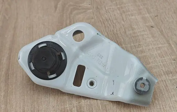 BMW X5 G05 Fender mounting bracket 7418215