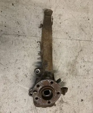 Volkswagen Touareg I Front wheel hub spindle knuckle