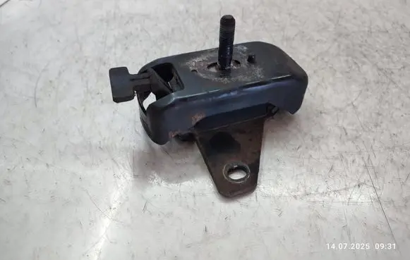 Volkswagen Amarok Engine mount bracket