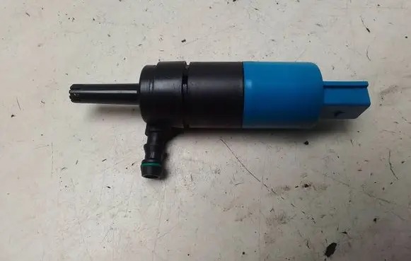 Volkswagen Golf V Headlight washer pump 3B7955681