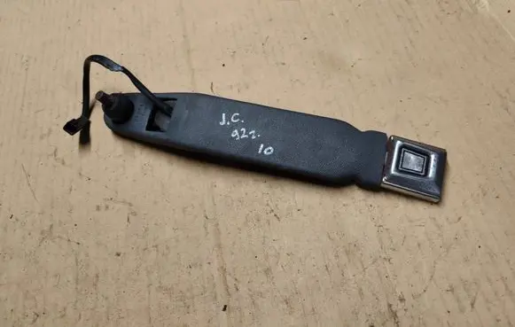 Front seatbelt buckle
