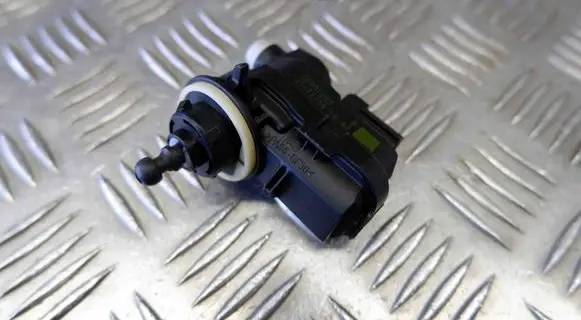 Nissan Qashqai Headlight level adjustment motor 92001203