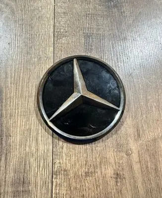 Manufacturer badge logo/emblem
