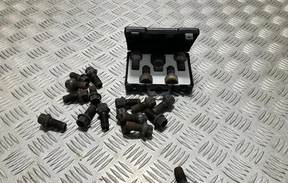 Mercedes-Benz SLK R172 Anti-theft wheel nuts and lock TM20720