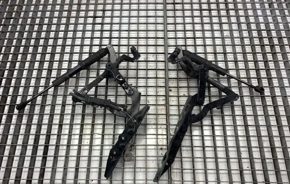 Engine bonnet/hood hinges