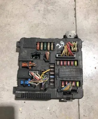 Renault Megane II Fuse module 8200306032A S118399200D