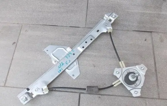 Rear door manual window regulator