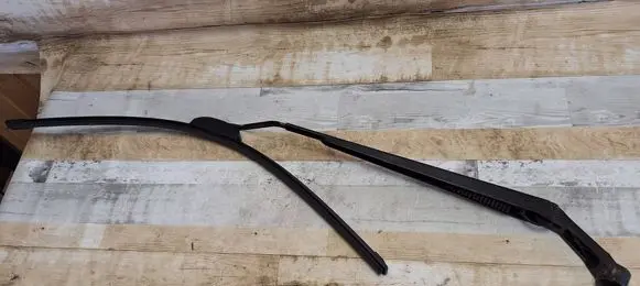 Toyota Corolla Verso E121 Front wiper blade arm