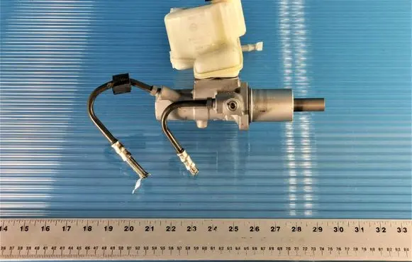 Mercedes-Benz E W212 Master brake cylinder 03350890121 A2044300102