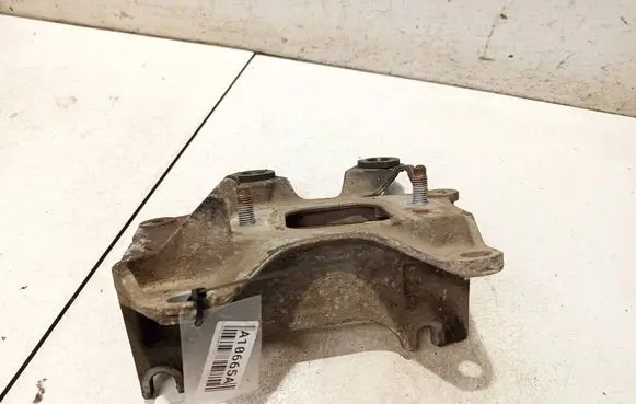 Engine mount bracket