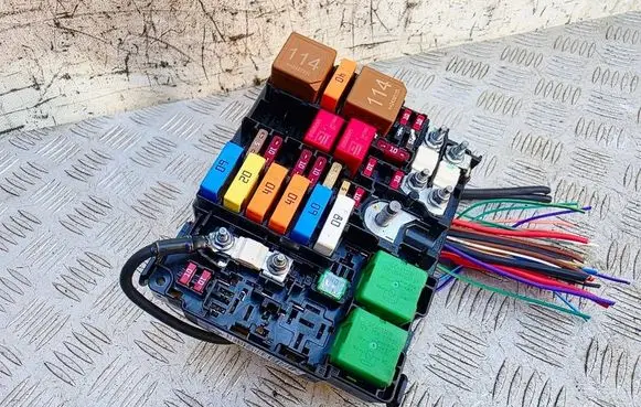 Opel Mokka B Fuse module 9804848580