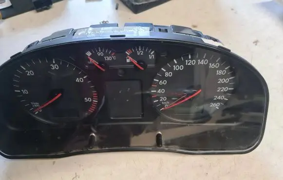 Volkswagen PASSAT B5 Speedometer (instrument cluster) 88311