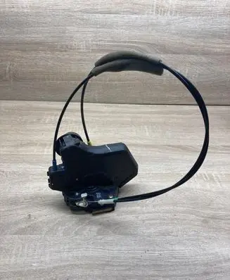 Toyota Avensis T220 Rear door lock LEFTSIDE