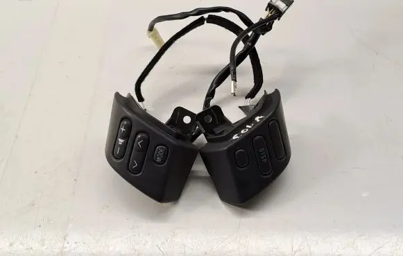 Steering wheel buttons/switches
