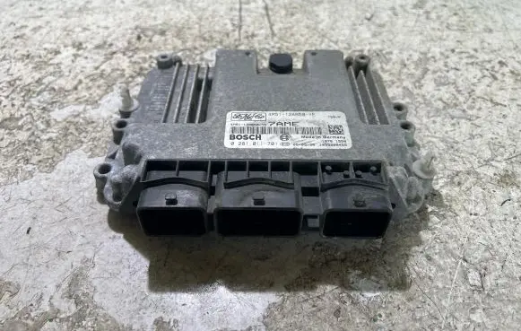 Ford Focus Engine control unit/module 4M5112A650YE 0281011701