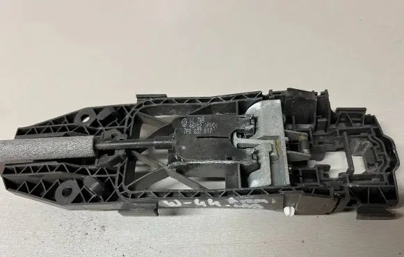 Rear door exterior handle/bracket