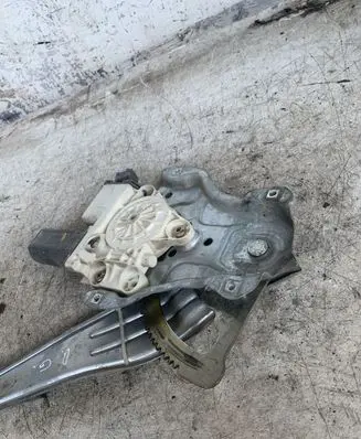 Toyota Avensis T250 Rear door window regulator with motor 6983005100